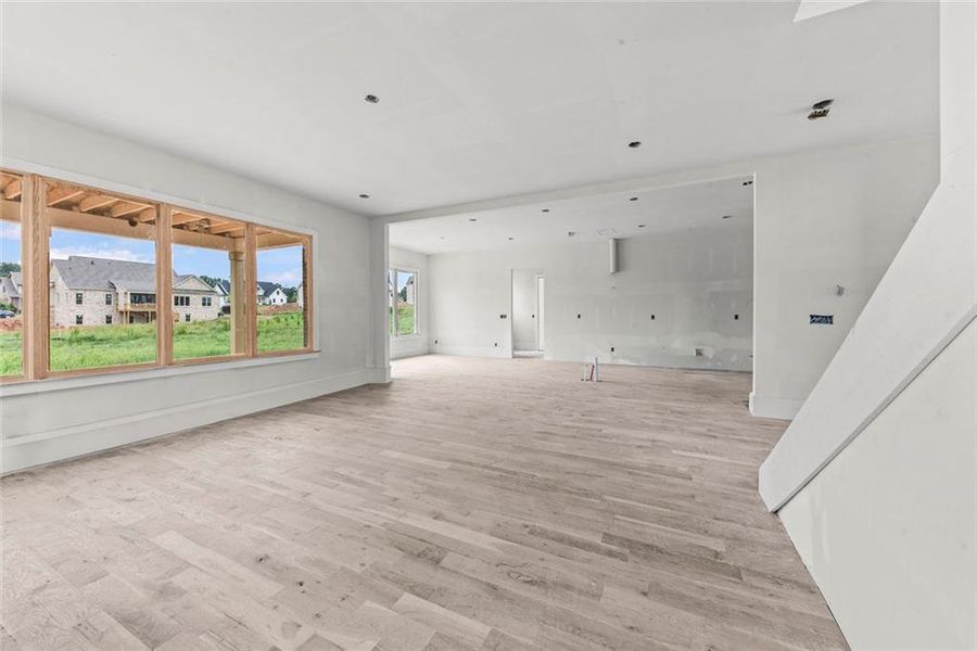 Spacious, unfurnished interior of a new home in , Bogart (Image 9).