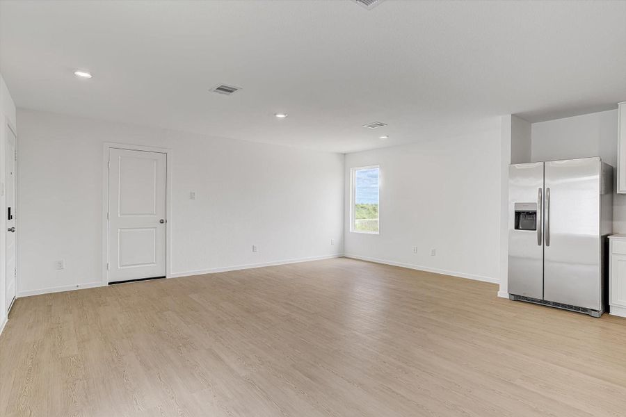 Spacious, unfurnished interior of a new home in Santa Fe Village, Cleveland (Image 27).