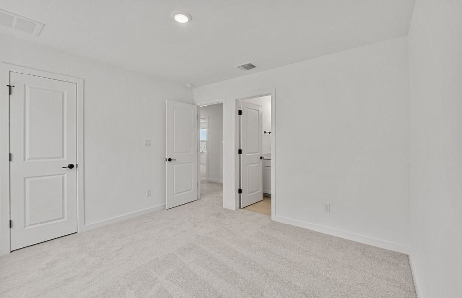Spacious, unfurnished interior of a new home in Wolf Ranch, Georgetown (Image 14).