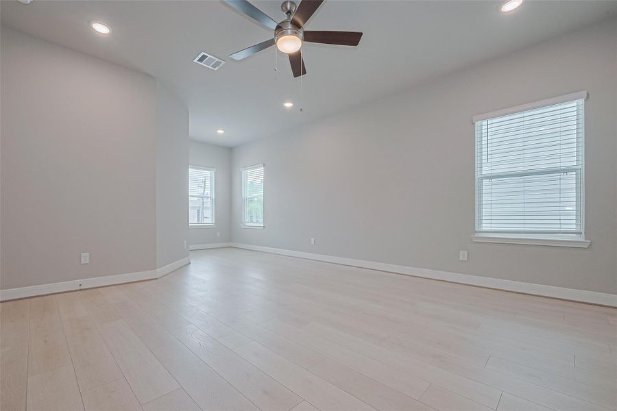 Spacious, unfurnished interior of a new home in Regents Court, Houston (Image 36).