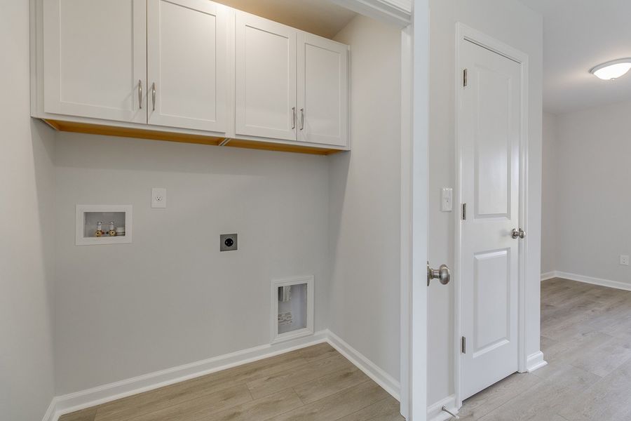 Spacious, unfurnished interior of a new home in Astoria, Columbia (Image 19).