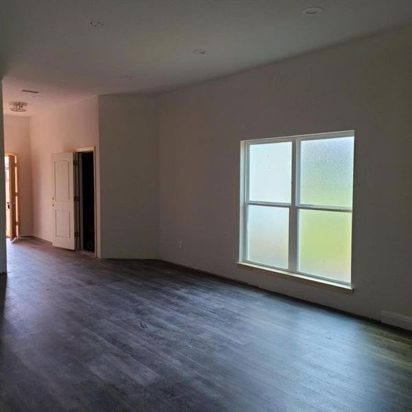 Spacious, unfurnished interior of a new home in , Dallas (Image 4).