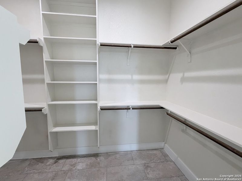 Spacious, unfurnished interior of a new home in , Floresville (Image 10).