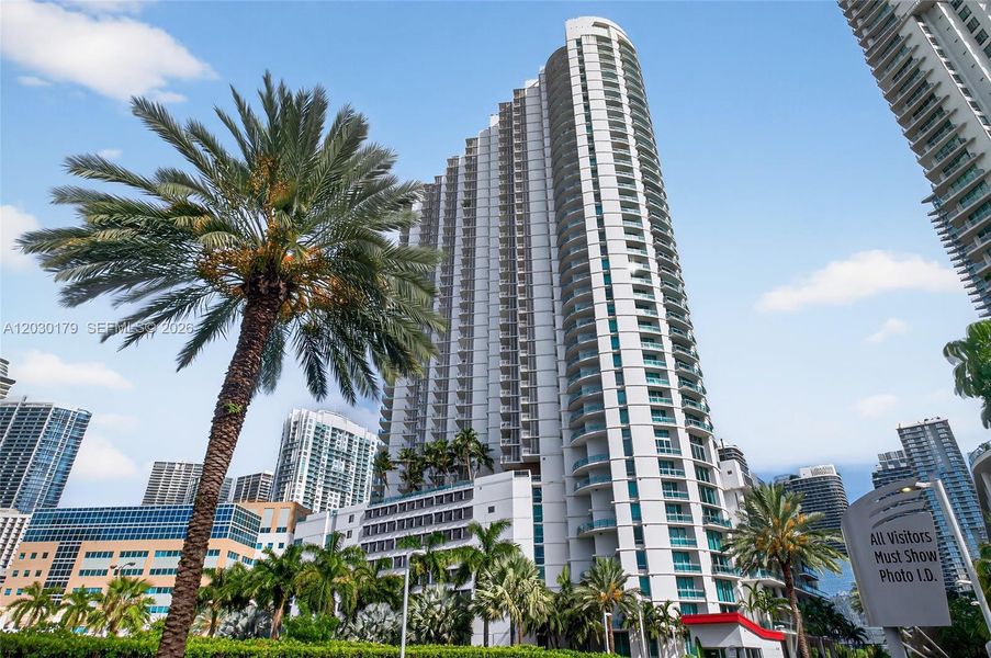Condo located in Miami, FL showcasing its design and architecture (Image 27).