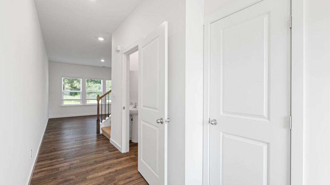Spacious, unfurnished interior of a new home in Fairview Hills, Cleveland (Image 10).