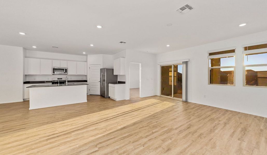 Spacious, unfurnished interior of a new home in Entrada Del Toro at Rancho Sahuarita, Sahuarita (Image 20).