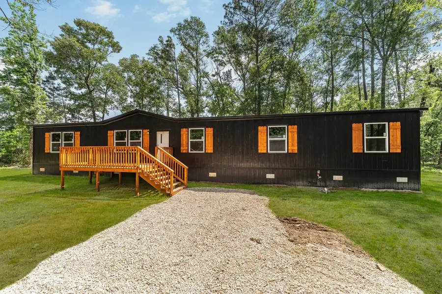 Exterior details and patio area of a home in , Conroe (Image 17).