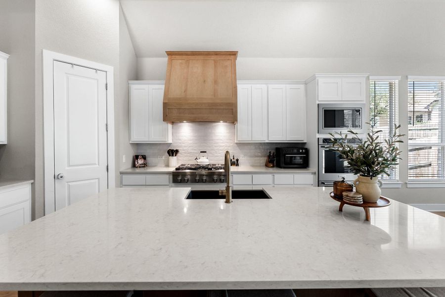 Expansive island with light-toned countertop