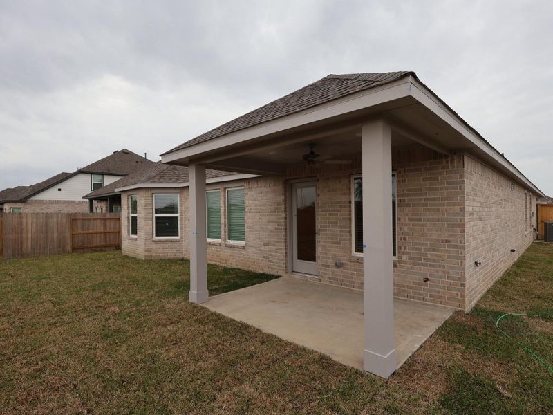 Exterior details and patio area of a home in Lago Mar, Santa Fe (Image 21).