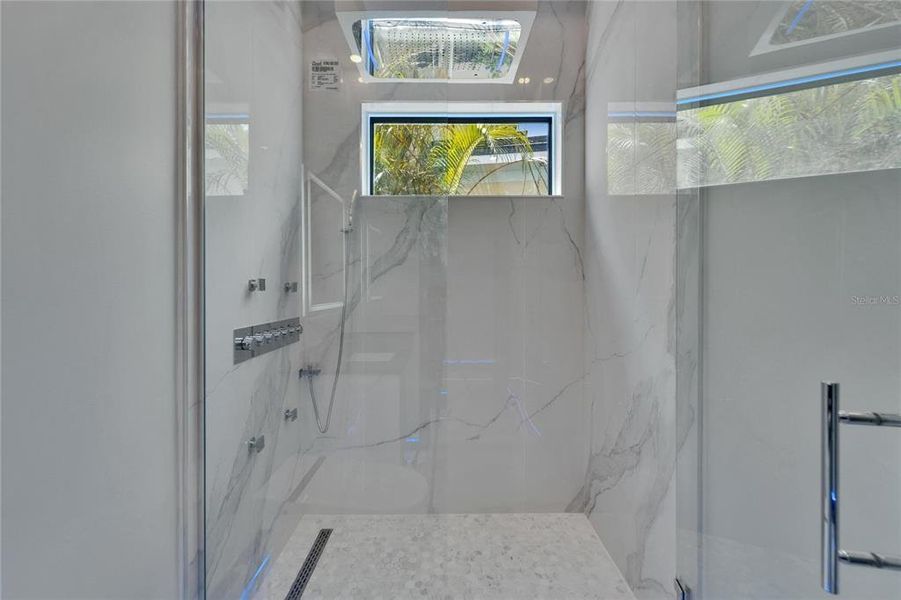 Spacious, unfurnished interior of a new home in , Apollo Beach (Image 81).