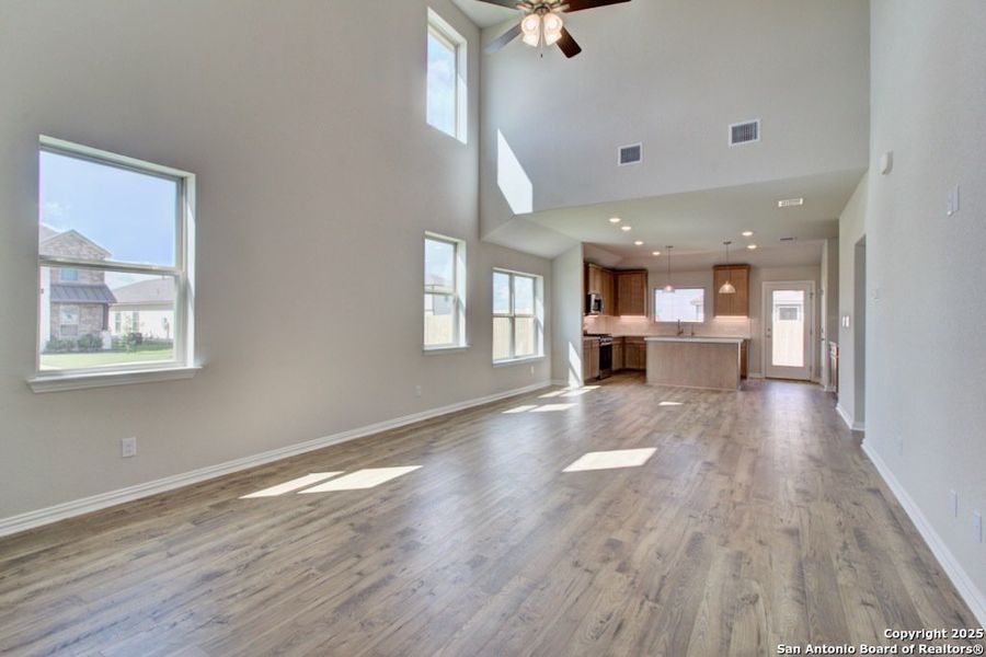 Spacious, unfurnished interior of a new home in Dauer Ranch, New Braunfels (Image 20).