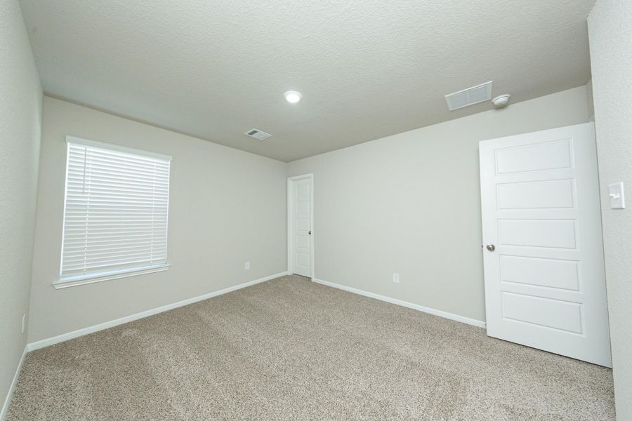 Spacious, unfurnished interior of a new home in Mackenzie Creek, Conroe (Image 20).