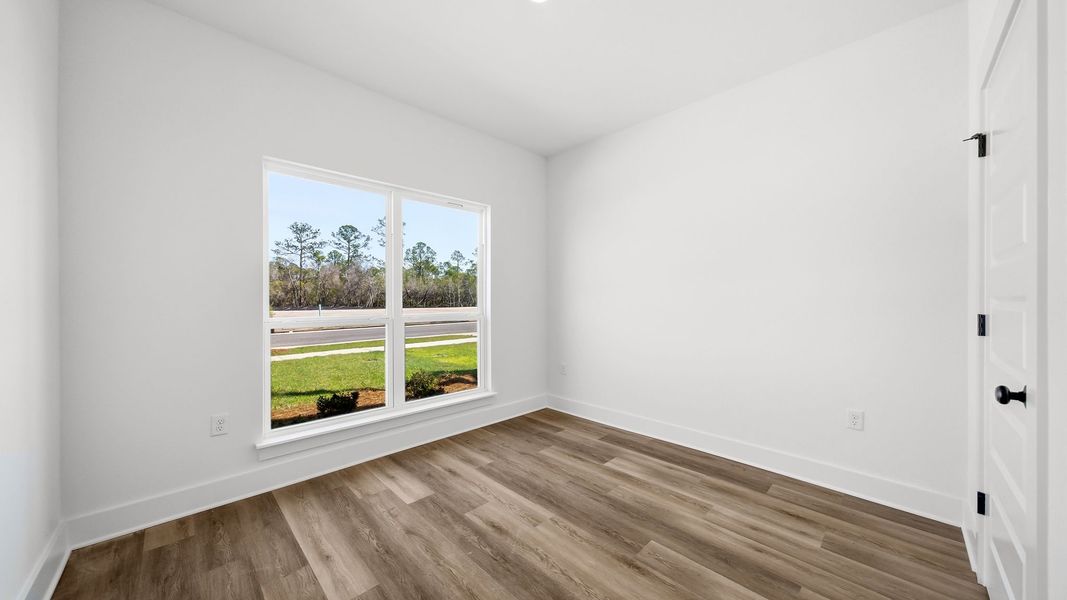 Spacious, unfurnished interior of a new home in Colonial East, Panama City Beach (Image 17).