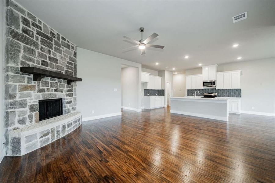 Spacious, unfurnished interior of a new home in , Celeste (Image 27).