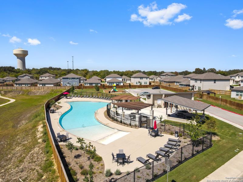 Community amenities in Abbott Place, St. Hedwig (Image 28).