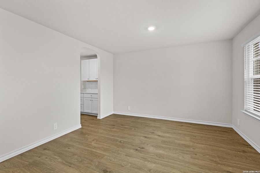 Spacious, unfurnished interior of a new home in Stonehill, San Antonio (Image 15).
