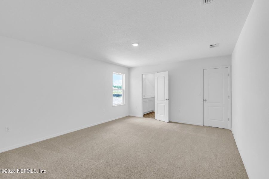 Spacious, unfurnished interior of a new home in Rolling Hills, Green Cove Springs (Image 14).