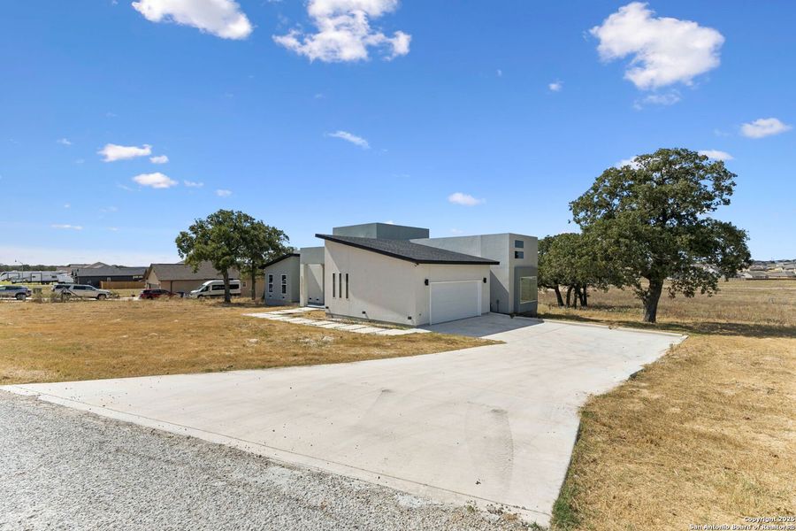 Exterior details and patio area of a home in , La Vernia (Image 30).
