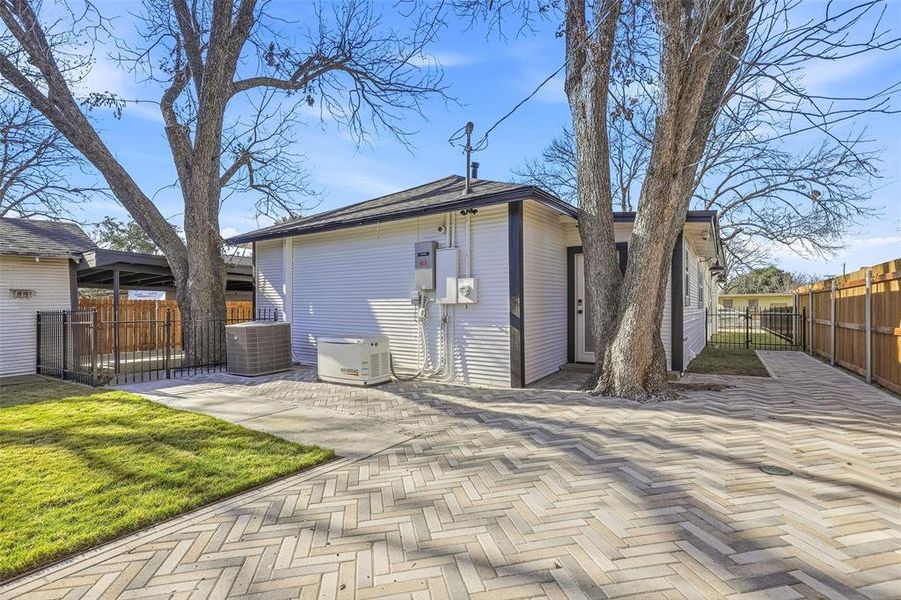 Exterior details and patio area of a home in , Cleburne (Image 28).