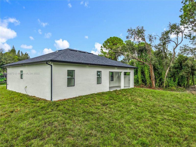 Exterior details and patio area of a home in , Lehigh Acres (Image 3).