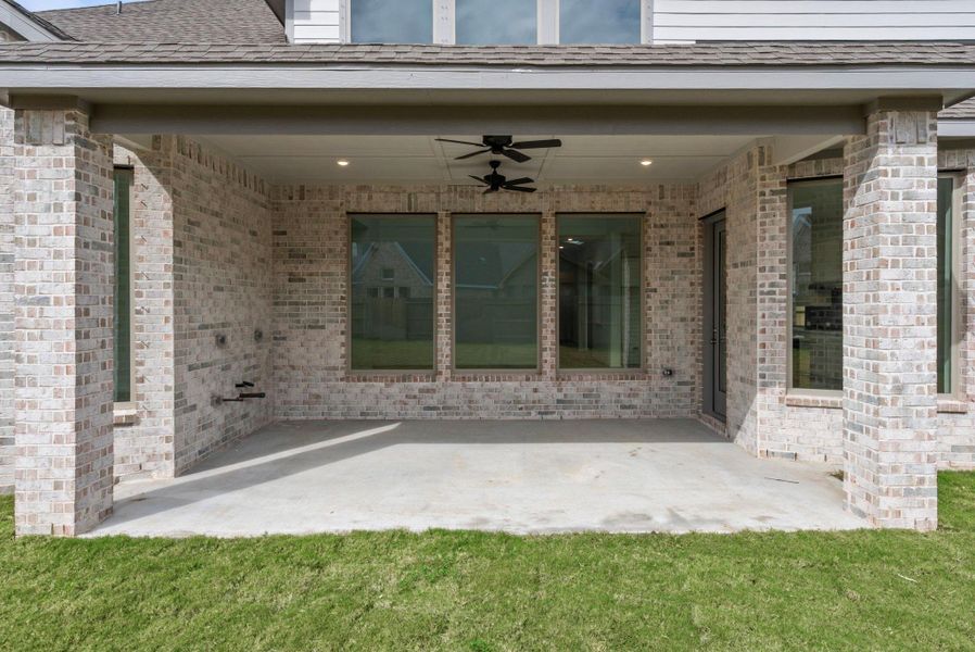 Exterior details and patio area of a home in Valencia, Manvel (Image 21).