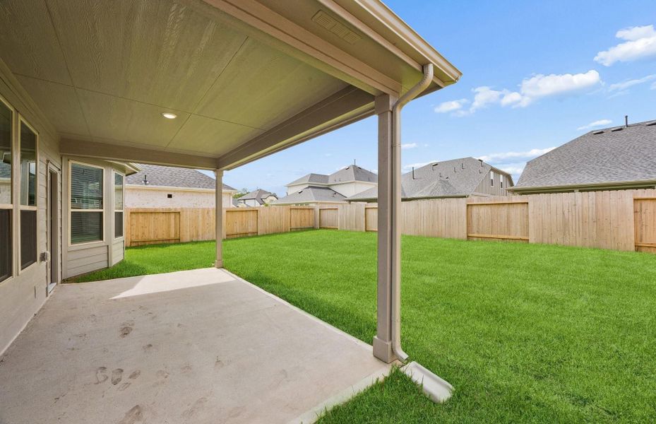 Exterior details and patio area of a home in Ellerden, Tomball (Image 26).
