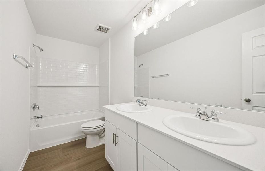 Spacious secondary bathroom Spacious secondary bathroom