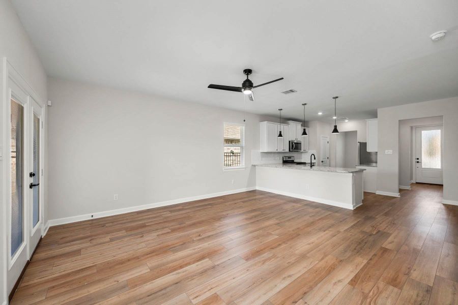 Spacious, unfurnished interior of a new home in Sunterra, Katy (Image 6).