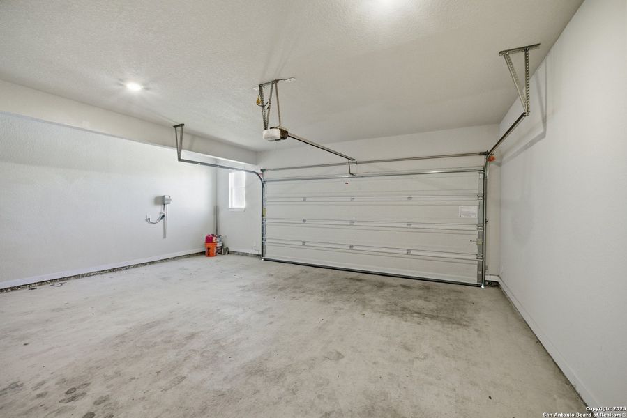 Spacious, unfurnished interior of a new home in August Fields, New Braunfels (Image 17). Spacious, unfurnished interior of a new home in August Fields, New Braunfels (Image 17).