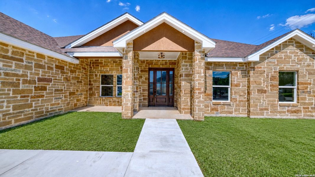 Exterior details and patio area of a home in , Uvalde (Image 4).