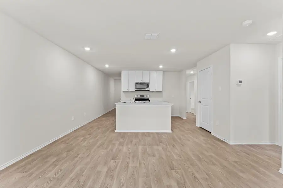 Spacious, unfurnished interior of a new home in Ladera, Luling (Image 25).