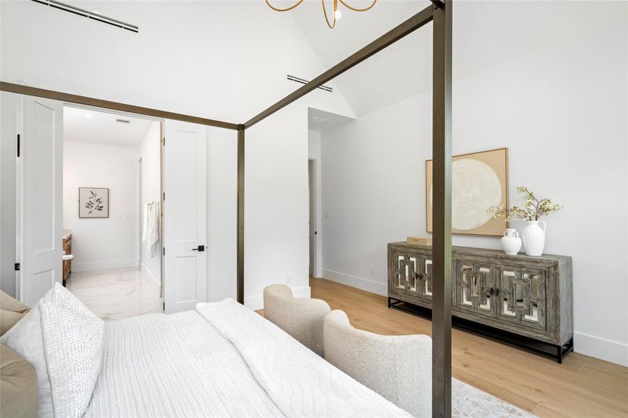 Double doors lead to the en-suite bathroom. Double doors lead to the en-suite bathroom.