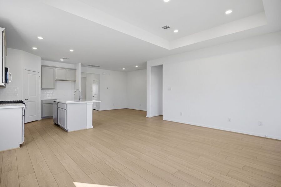 Spacious, unfurnished interior of a new home in Raburn Reserve 50s, Tomball (Image 8).