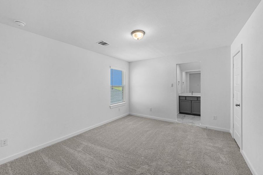 Spacious, unfurnished interior of a new home in Huntington Place, Rosharon (Image 12).