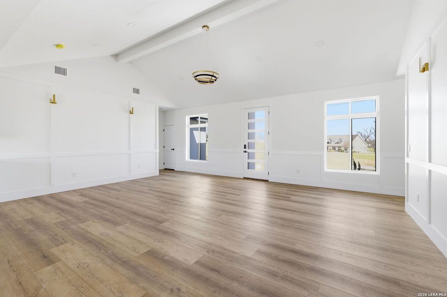 Spacious, unfurnished interior of a new home in , Bandera (Image 45).