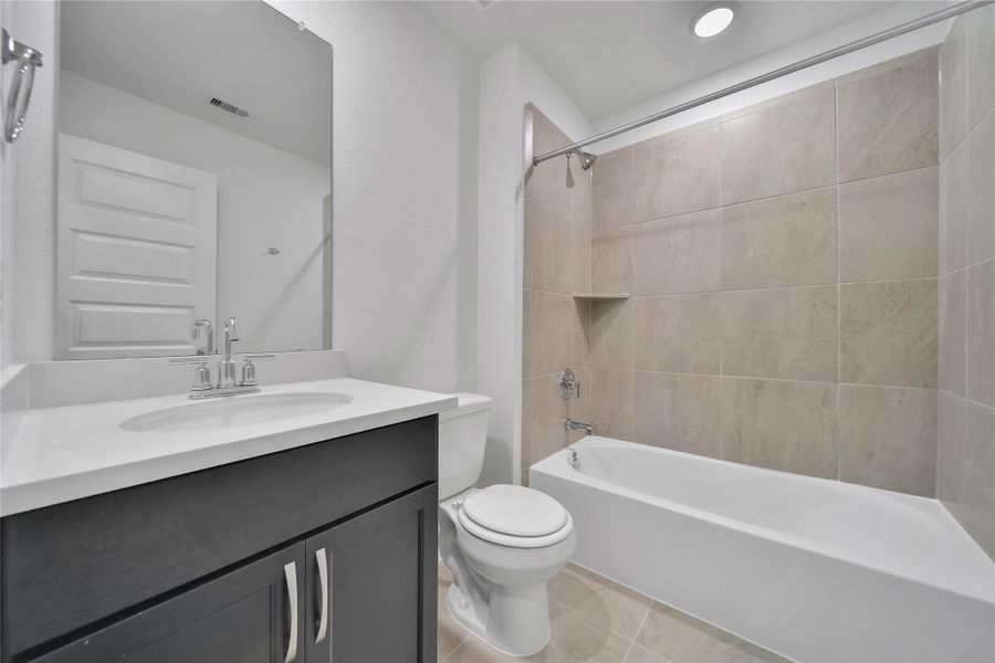 Furnished interior view inside a new home in , Rosharon (Image 12).