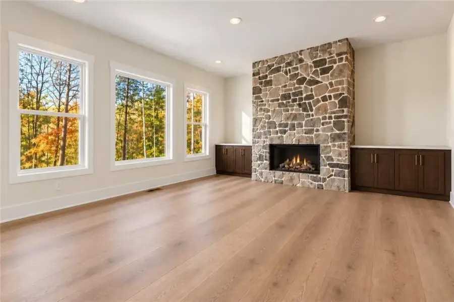 Spacious, unfurnished interior of a new home in , Dawsonville (Image 12).