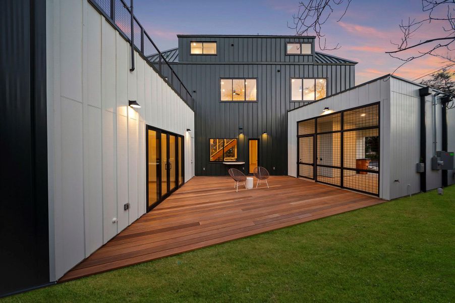 Spacious back deck Spacious back deck