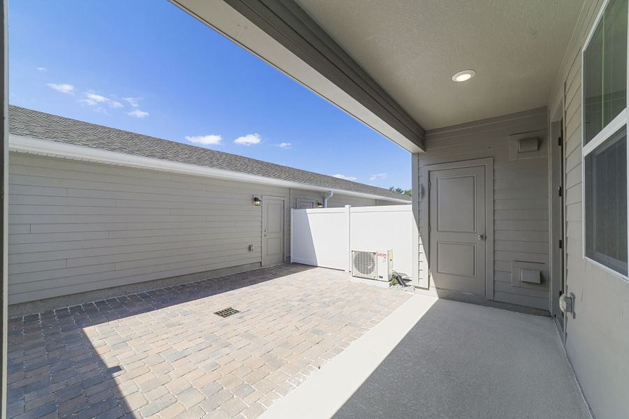 Exterior details and patio area of a home in Aulin Square, Oviedo (Image 3).