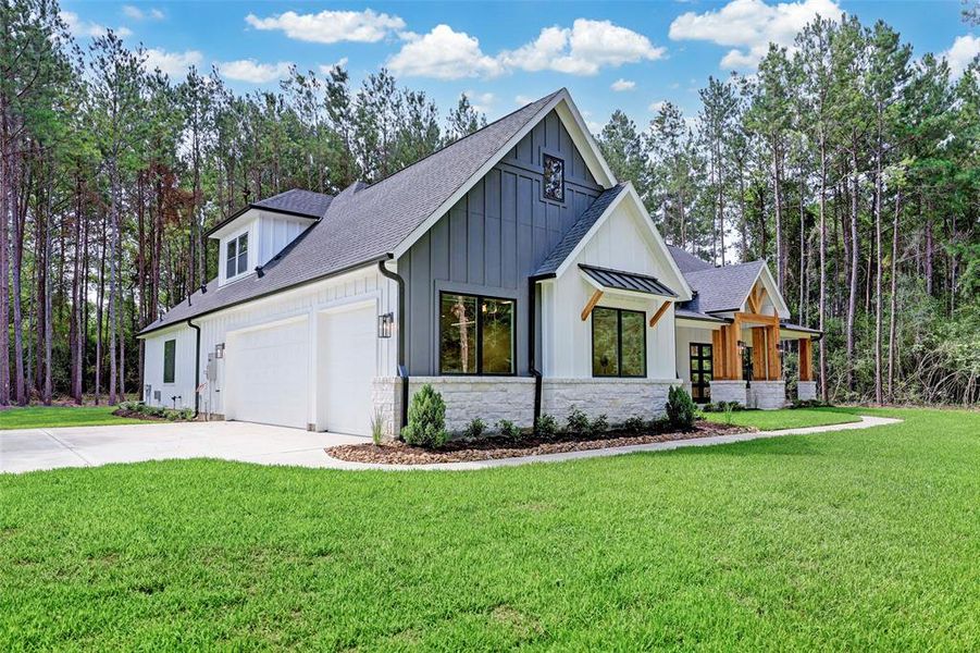 THE PICTURE SHOWN IS NOT THE ACTUAL HOME. TRINITY SIGNATUE HOMES IS BUILDING A SIMILAR FLOOR PLAN.