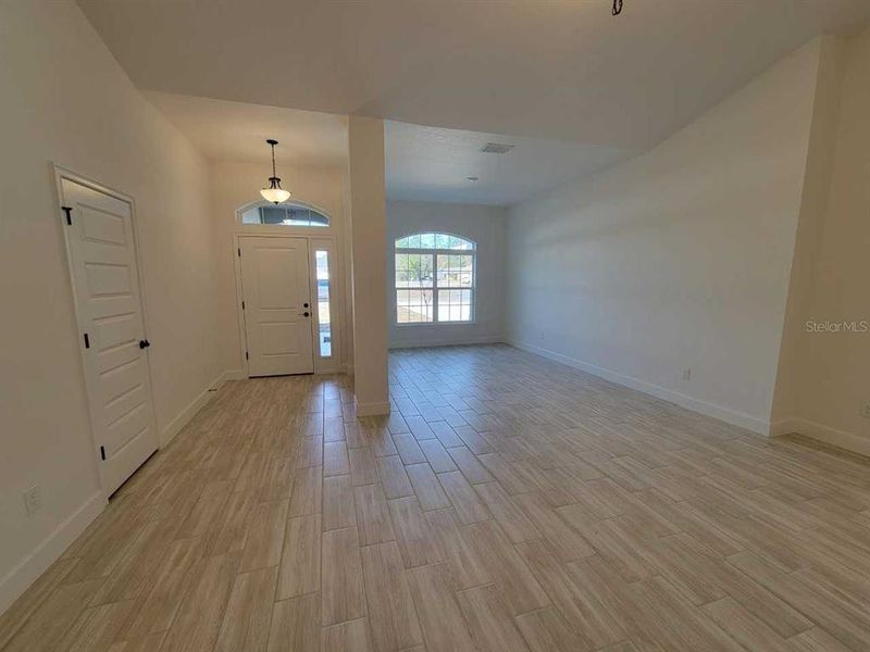 Spacious, unfurnished interior of a new home in , Ocala (Image 16).