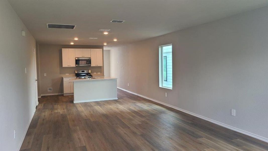 Spacious, unfurnished interior of a new home in Hickory Grove, Krum (Image 10).