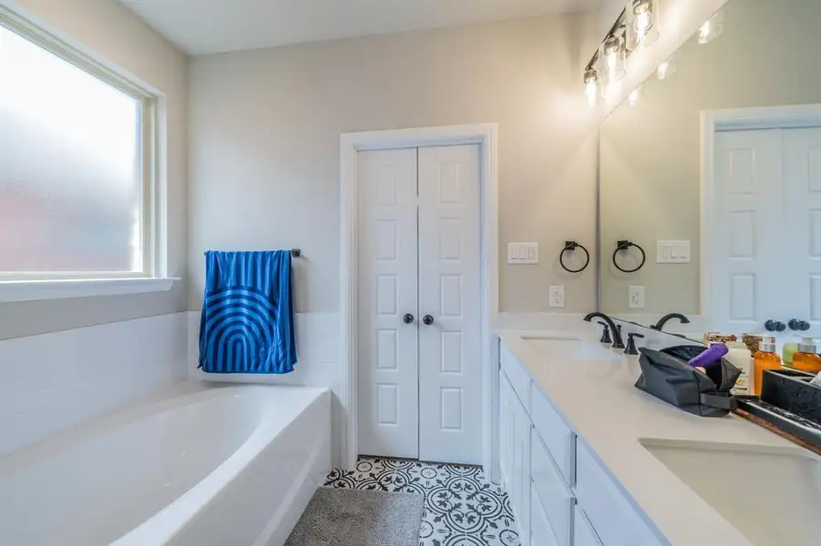 Furnished interior view inside a new home in , Alvarado (Image 7).