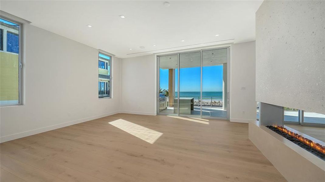 Spacious, unfurnished interior of a new home in , Longboat Key (Image 40).