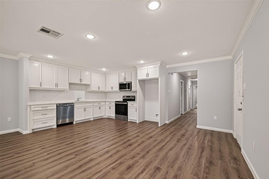 Spacious, unfurnished interior of a new home in , Houston (Image 16).