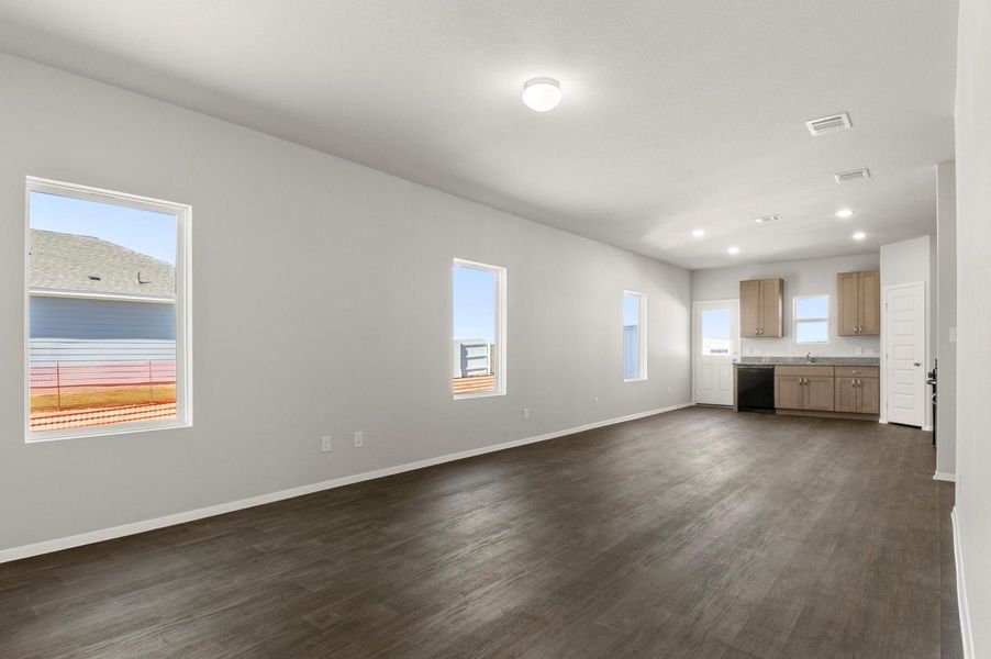 Spacious, unfurnished interior of a new home in Harvest Ridge, Elgin (Image 22).