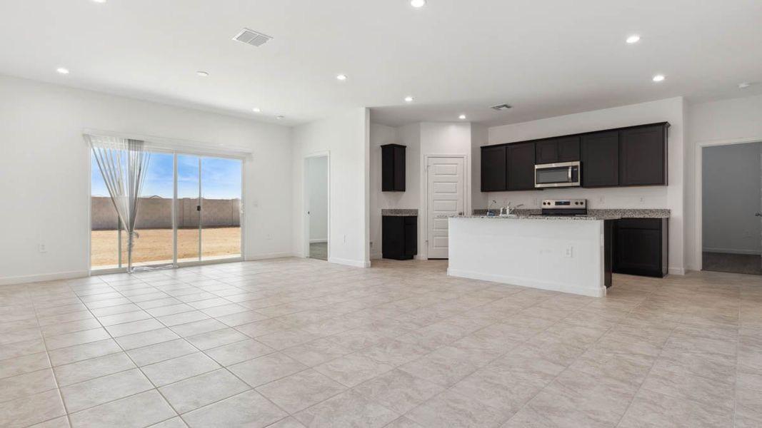 Spacious, unfurnished interior of a new home in Entrada Del Oro, Gold Canyon (Image 10).