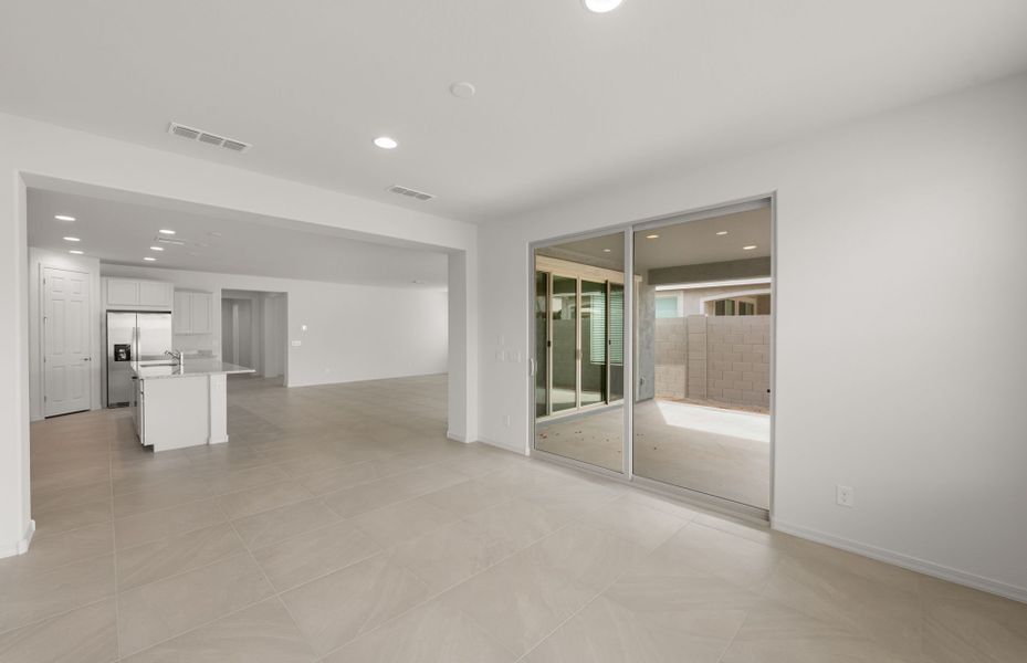 Spacious, unfurnished interior of a new home in Allen Ranches, Litchfield Park (Image 19).