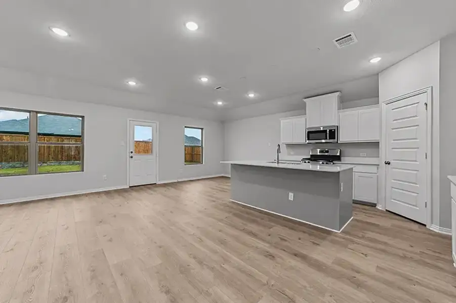 Spacious, unfurnished interior of a new home in Rolling Ridge, Van Alstyne (Image 20).