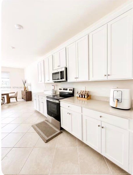Furnished interior view inside a new home in , Lehigh Acres (Image 31).